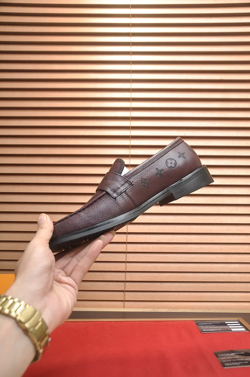 Men's men's shoes 💰460💶 [LV] (all high-end sheep lining) 🍀LV's latest genuine leather business suit shoes are launched simultaneously on the official website. The first-layer cowhide imported from Italy is made of heavy gold, 💥official website 1:1 rubber outsole. Versatile to wear, high-end without losing class, and the color combination is extraordinary. This four-season style is alluring when worn on your feet, showing off your big-name flair. Standard code 38-45 (45 customized)